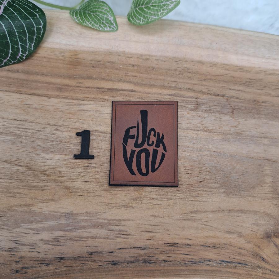 Kunstlederlabel "Middle Finger 2"