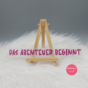 "Das Abenteuer beginnt" dunkles rosa Bügelbild (ca. 19cm x 2cm)
