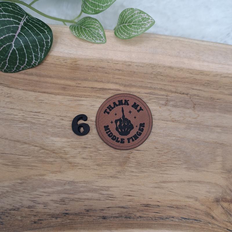 Kunstlederlabel "Middle Finger 2"