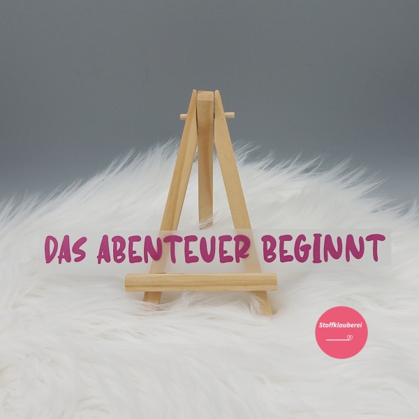 "Das Abenteuer beginnt" dunkles rosa Bügelbild (ca. 19cm x 2cm)